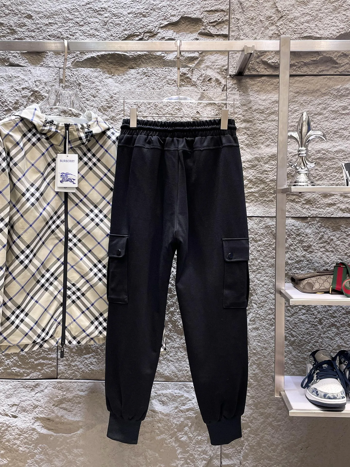 P490 Big Goose🇨🇦🌹25 new autumn and winter thickened warm down pants are here🔥Winter essential outdoor windproof, lockable and warm. Made of professional-grade outdoor windproof, waterproof and breathable fabric. Lining 90% white duck down filling. Lightweight design. Lightweight and warm. Seamless gluing process on the inside. Made of light and gall-free anti-drilling fabric to effectively prevent velvet running. Original hardware accessories. Classic logo matching. Simple and versatile, the upper body is stylish and not bloated. The style is the same for men and women! Size: M-3XL.